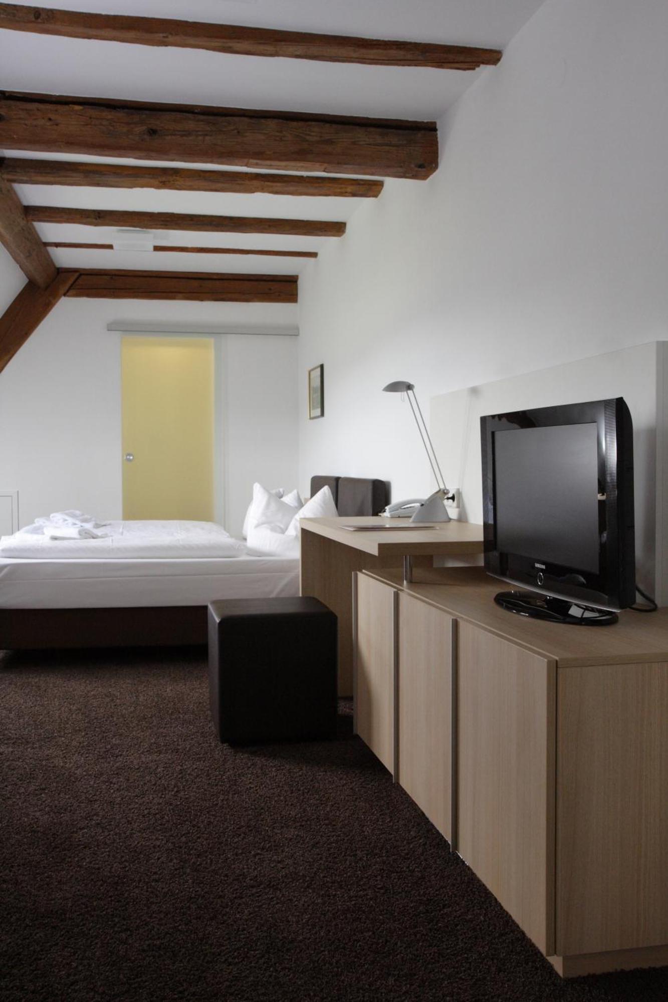 Hotel Hofgut Hohenkarpfen Hausen ob Verena Room photo